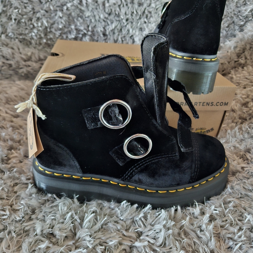 Woman's Boots Dr. Martens Vegan Devon Velvet Platform Boots - Picture 16 of 16